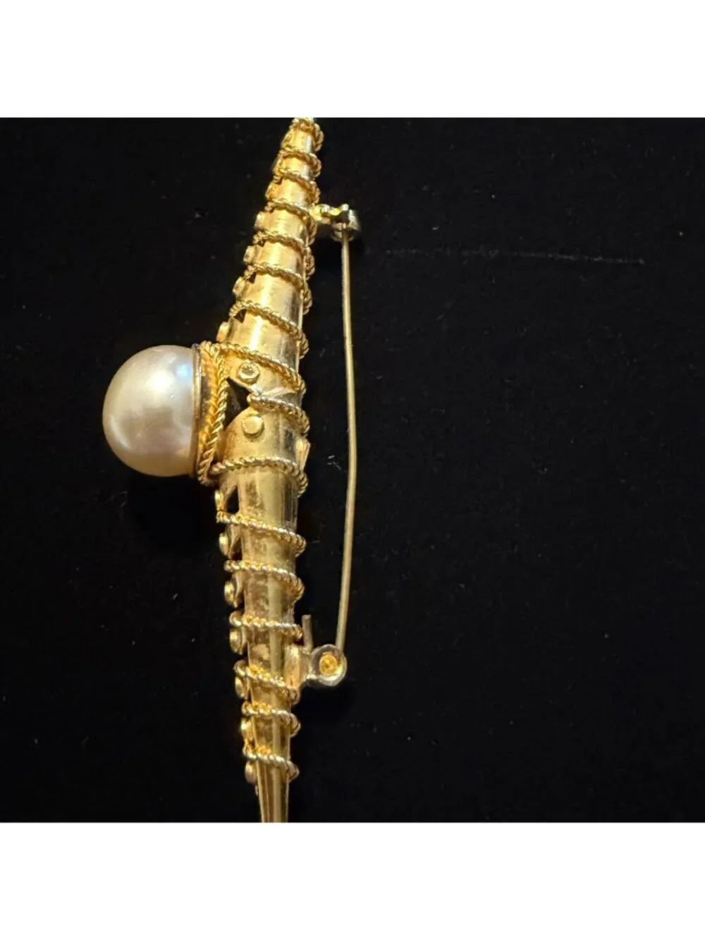 Vintage gold tone twisted faux pearl brooch signed Italy Italian Y2K preppy lape